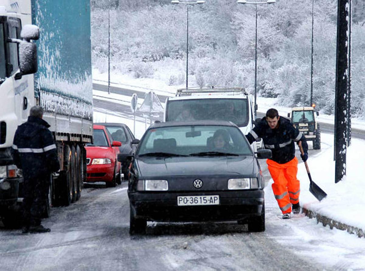 La nieve y el hielo dejan atrapados a decenas de vehículos en más de 50 concellos
