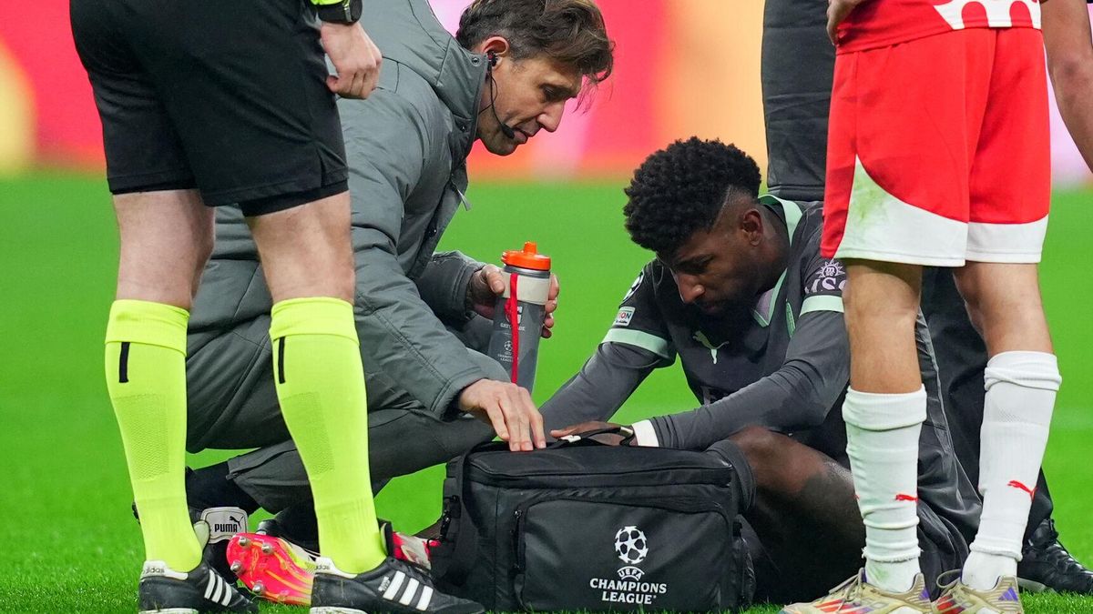 Emerson Royal tendido en el césped durante el encuentro entre el Girona y el AC Milan