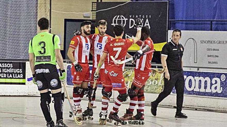 Els jugadors del Girona celebren un dels gols d&#039;ahir en la seva victòria a la pista del Lloret.