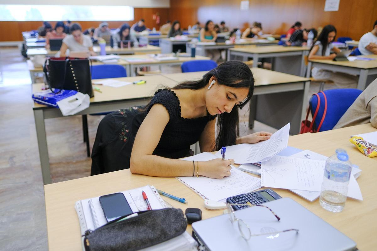 Indira Nanwani estudia en la Biblioteca Pública del Estado.