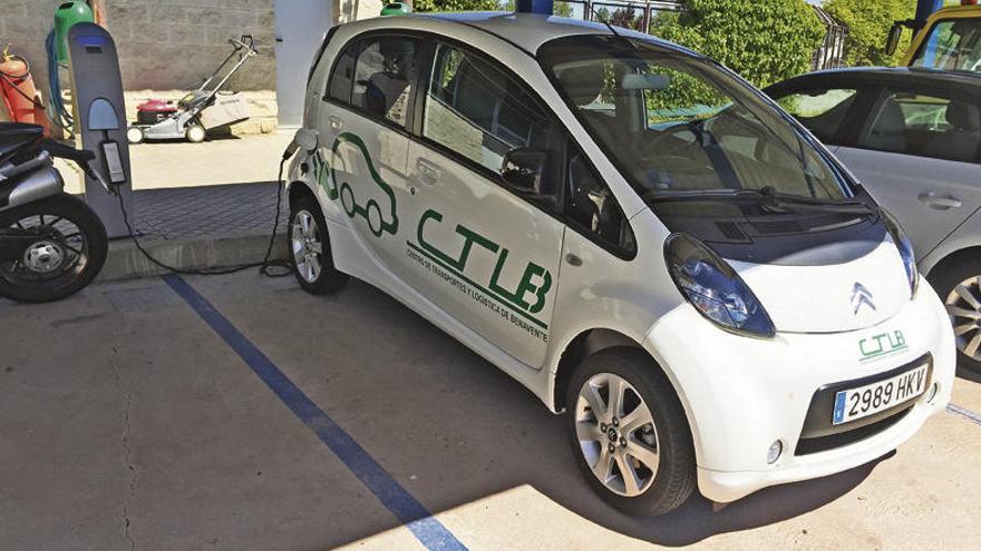 Un vehículo eléctrico del CTLB &quot;cargando&quot; en un poste.