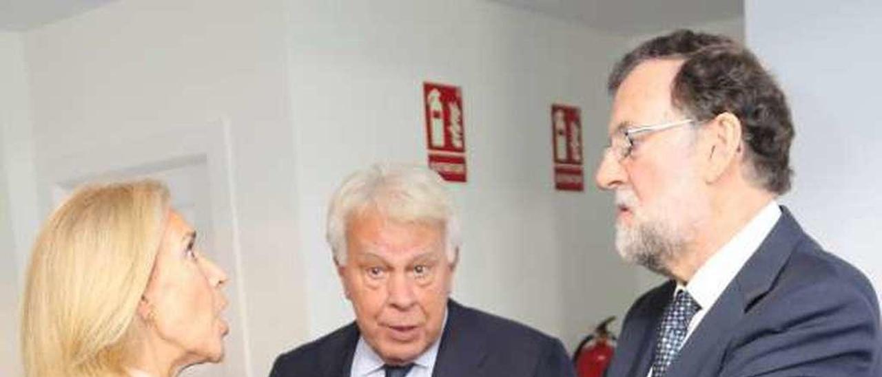 González y Rajoy conversan con la pareja del primero, Mar García Vaquero.  // M.Muñiz