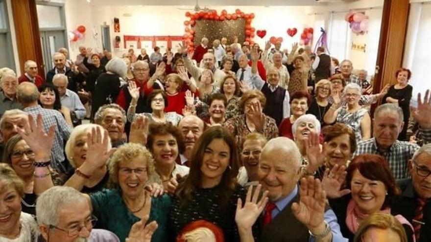 Algunas personas mayores, junto a Sandra Gómez.