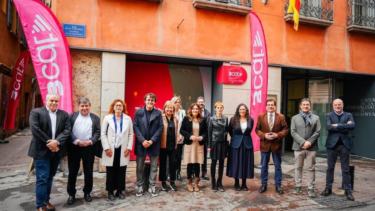 La vicepresidenta del Govern, Laura Vilagrà, acompanyada de la presidenta de la Corporació Catalana de Mitjans Audiovisuals (CCMA), Rosa Romà, i la delegada de 3Cat a Perpinyà, Laura Bertran, en la inauguració de la delegació de Perpinyà