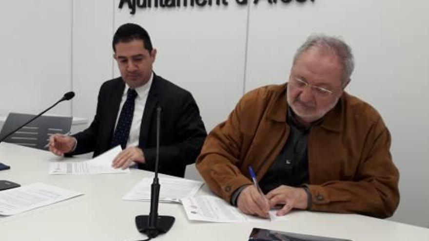 Firma del acuerdo entre el Ayuntamiento y Legado Histórico.