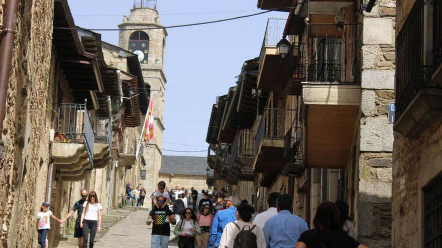 Turistas pasean por el centro de Puebla de Sanabria. | A. S.