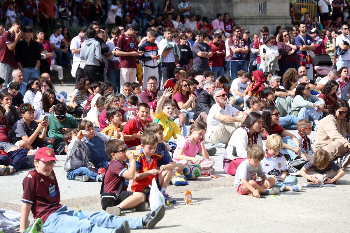 Aficionados del Pontevedra CF siguen el partido contra el Tenerife por pantalla gigante delante de la Diputación Provincial
