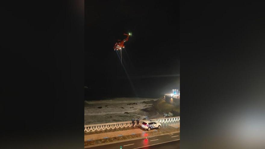 El helicóptero durante el rescate del cuerpo.