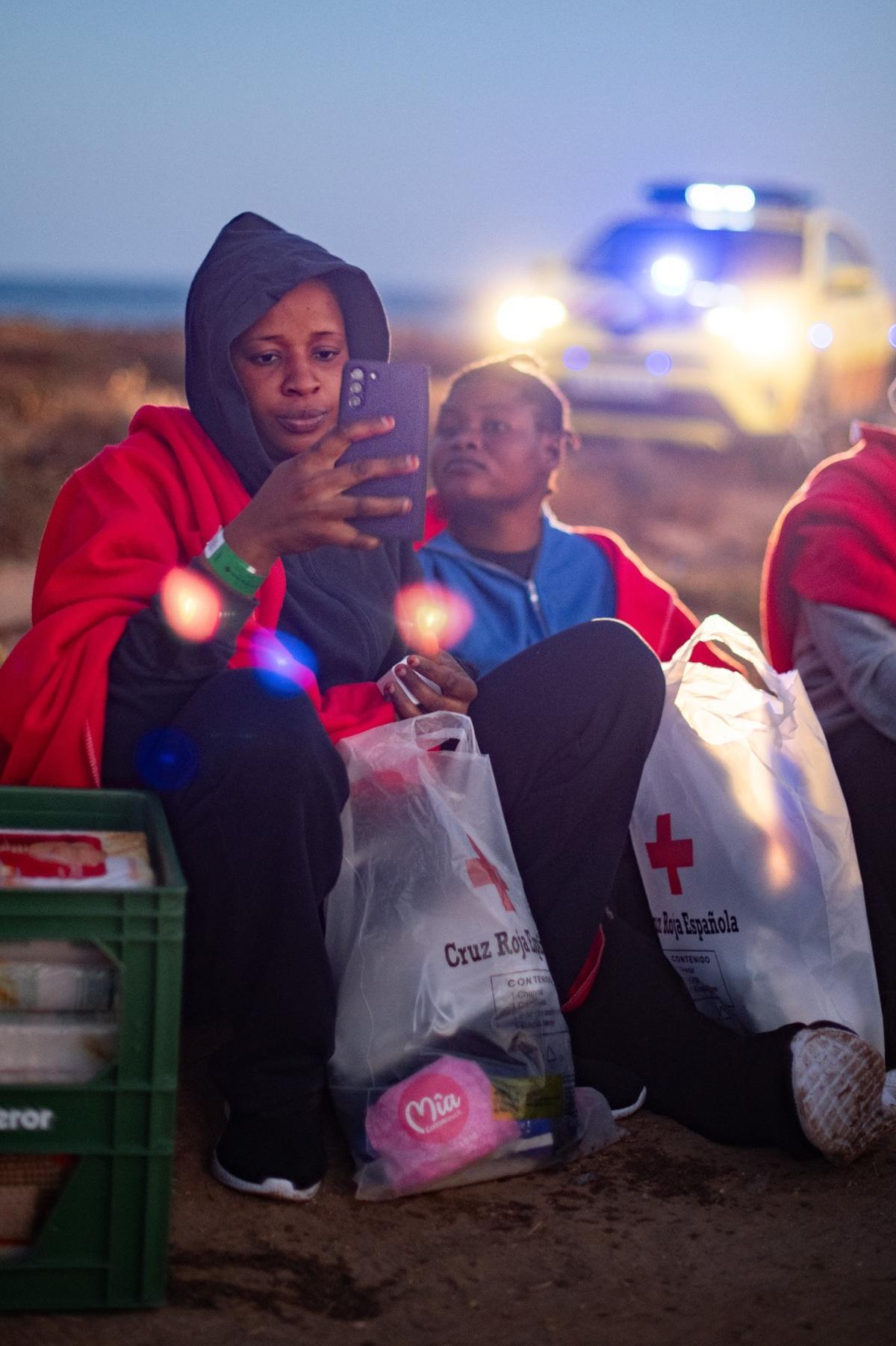 Una persona migrante con su teléfono tras llegar a las Islas en cayuco.