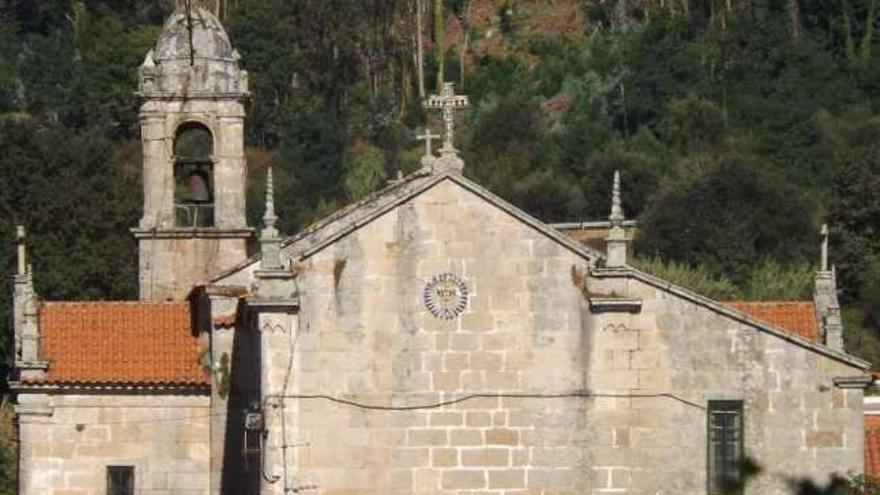 O campanario, sacristía e capelas barrocas, cos seis pináculos típicos do mestre do Hío.  // FDV