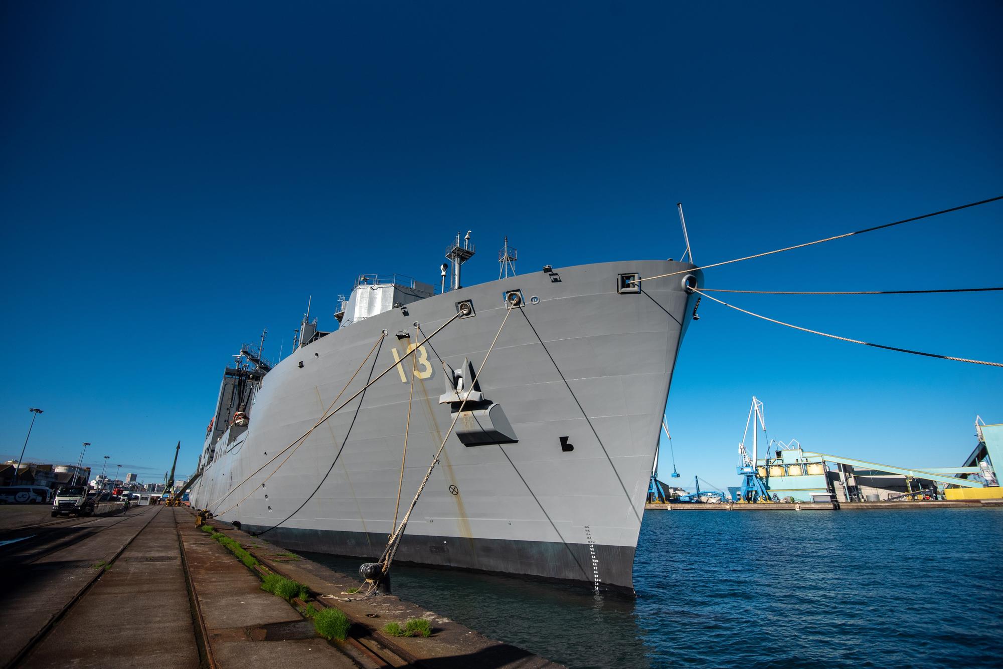 Atraca en el puerto de A Coruña un buque de la Armada americana