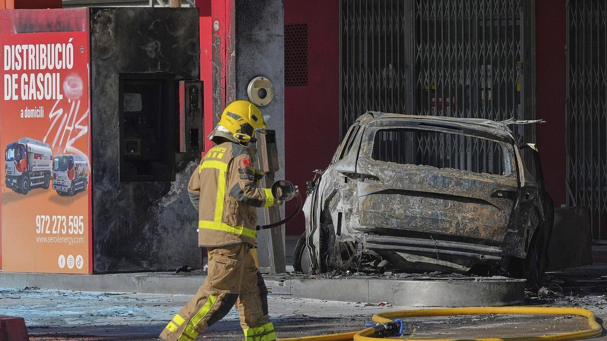 Les imatges del cotxe incendiat en una gasolinera de Girona