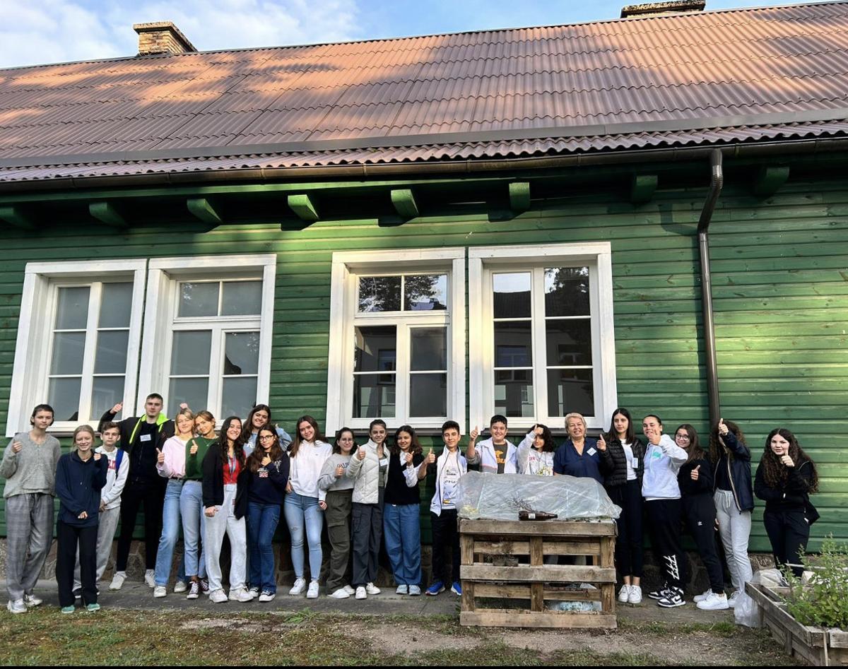 Los estudiantes crearon un invernadero y plantaron algunos frutos.