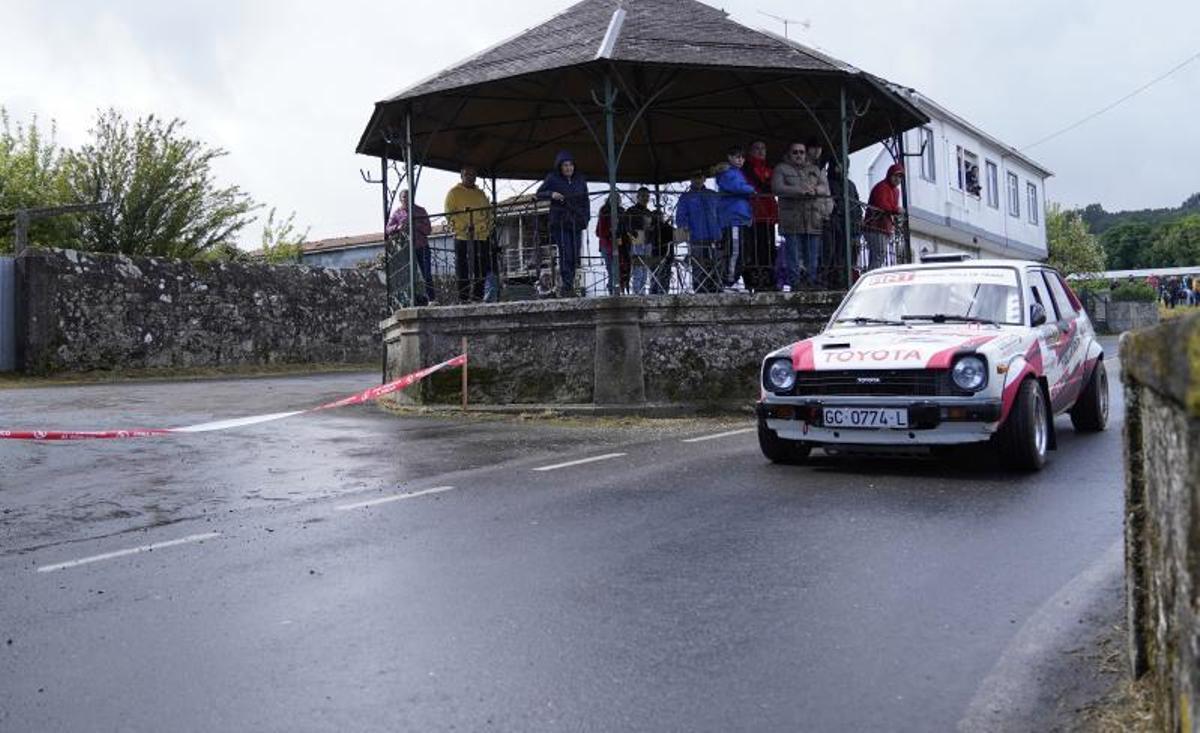 El Toyota del piloto local Juan Recimil, que compitió en históricos.  | // BERNABÉ /ANTÓN FONDEVILA