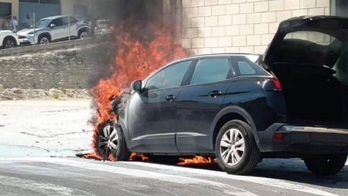El coche que se ha incendiado en Albaida.