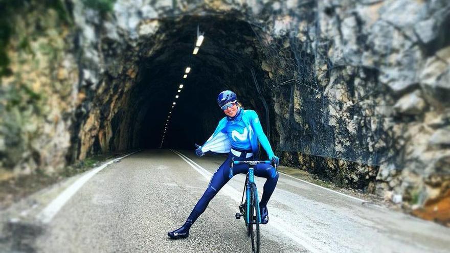 Mavi García ante uno de los túneles de la Serra de Tramuntana.