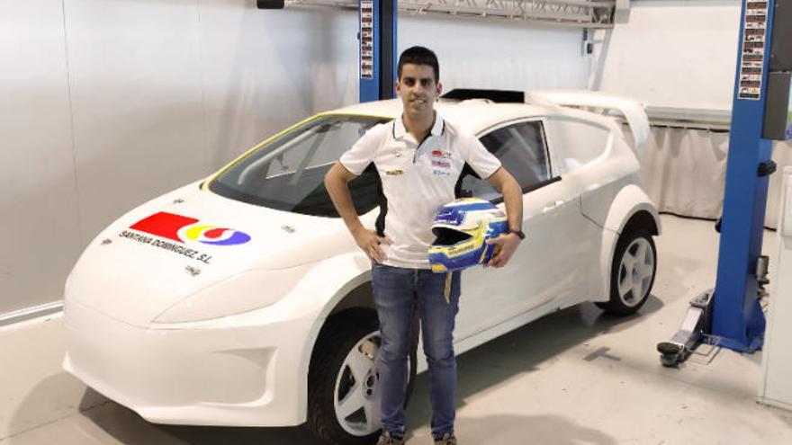 Pablo Suárez, junto al Ford Fiesta Supercar Lite con el que tomará parte en el RallyX on Ice en Suecia.