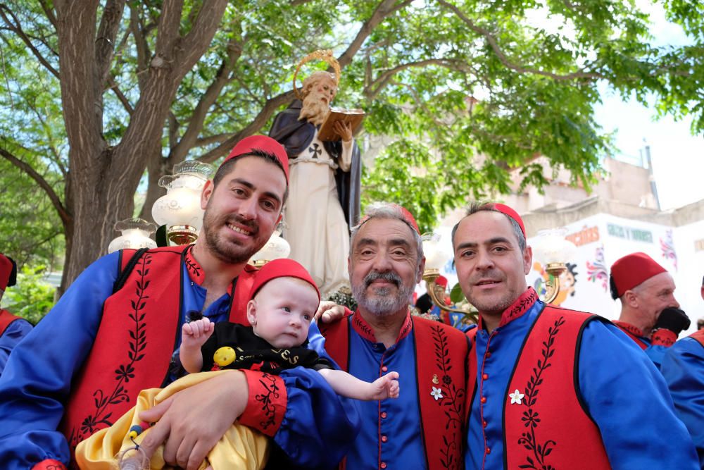 La imagen de San Antón vuelve a presidir el altar mayor de la iglesia de Santa Ana.