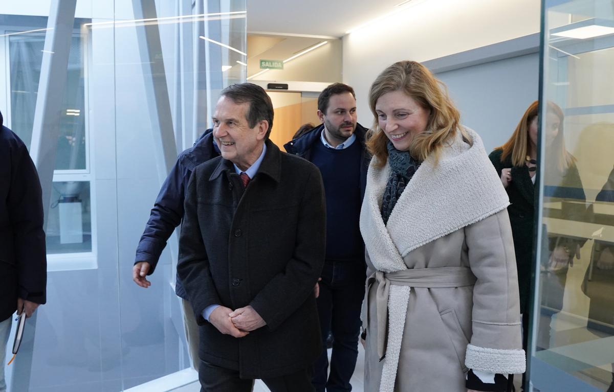 Caballero y Marco durante la visita al edificio.