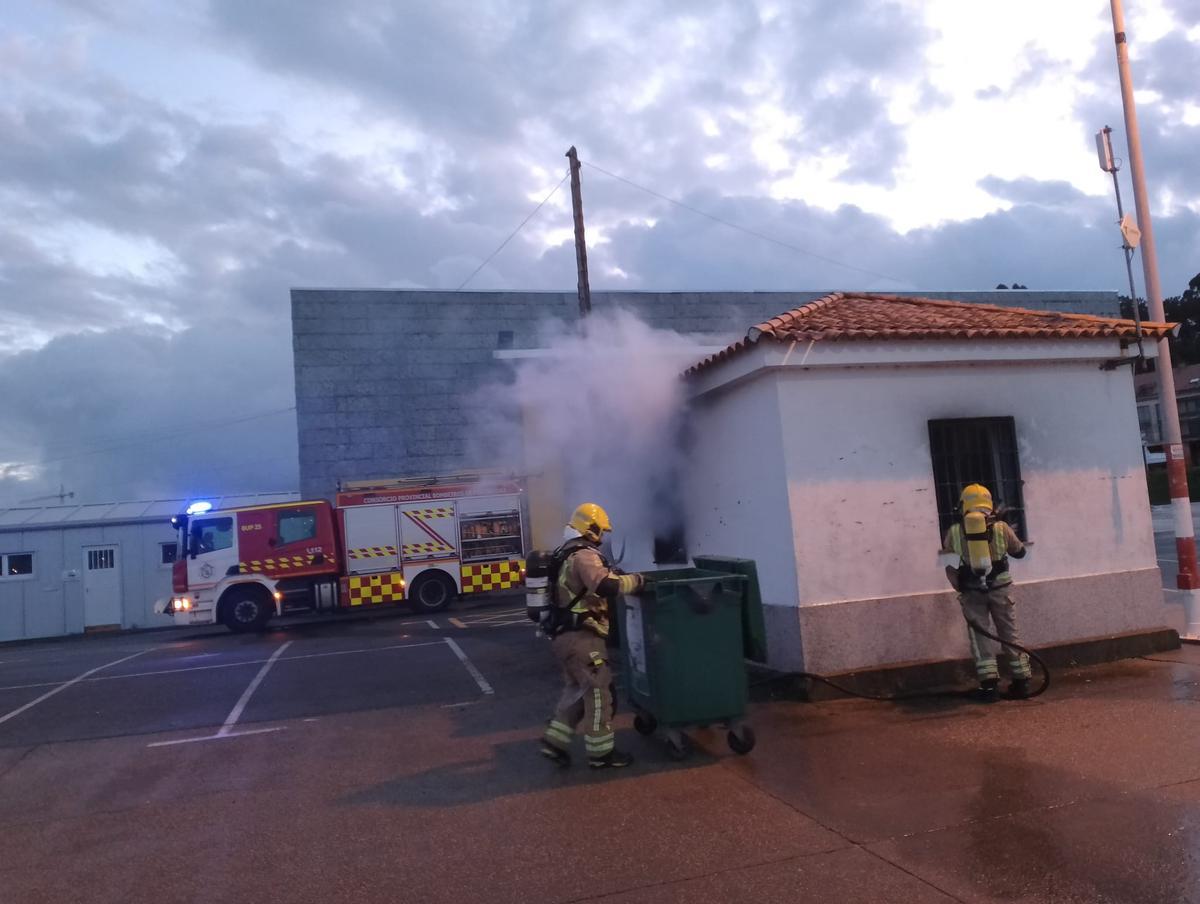 Los bomberos intervinieron en el incendio de la caseta de Portos de Galicia.