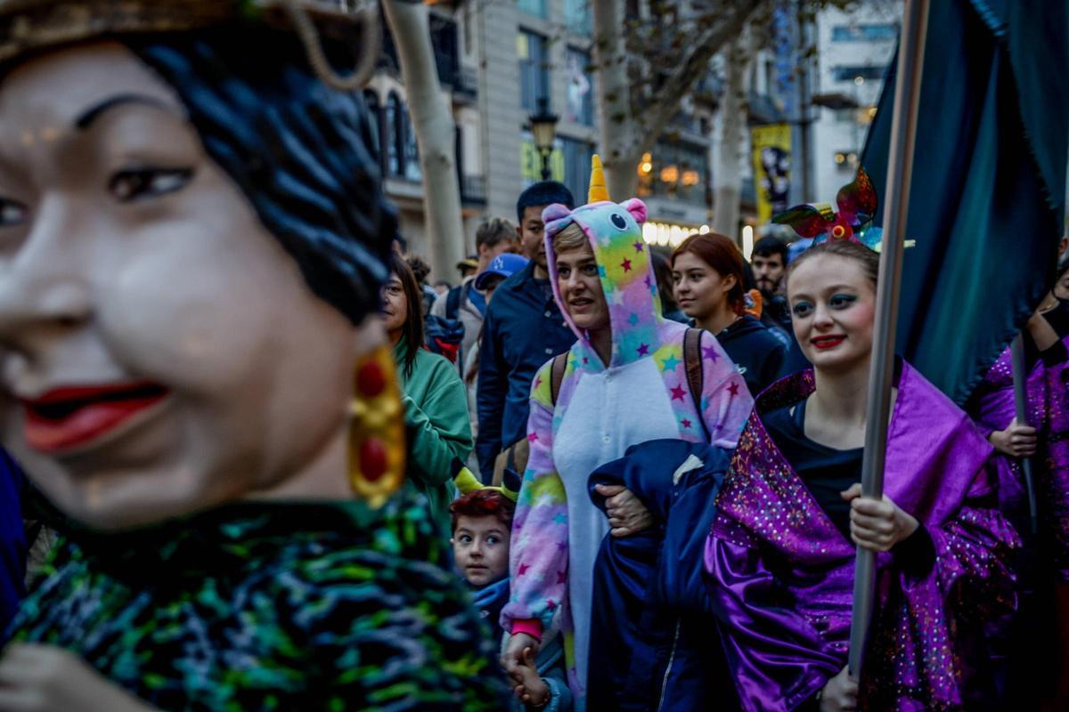 Cercavila de incio del Carnaval de Barcelona. El recorrido ha empezado al inicio de la Rambla para dirigirse al Palau de la Virreina, donde ha habido un espectáculo y una 'taronjada' ( confeti y globos)
