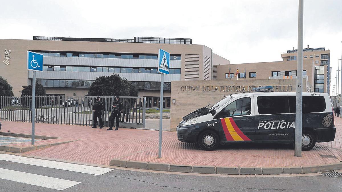 Agentes de la Policía Nacional, a la entrada a la Ciudad de la Justicia de Castellón.