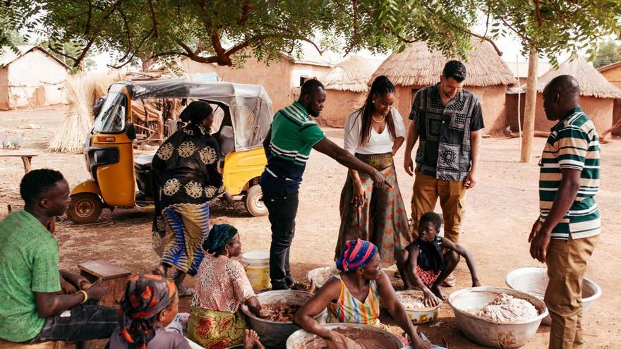 Katia Simone y Fran Morales, fundadores de AOKlabs, durante su último viaje a Ghana.