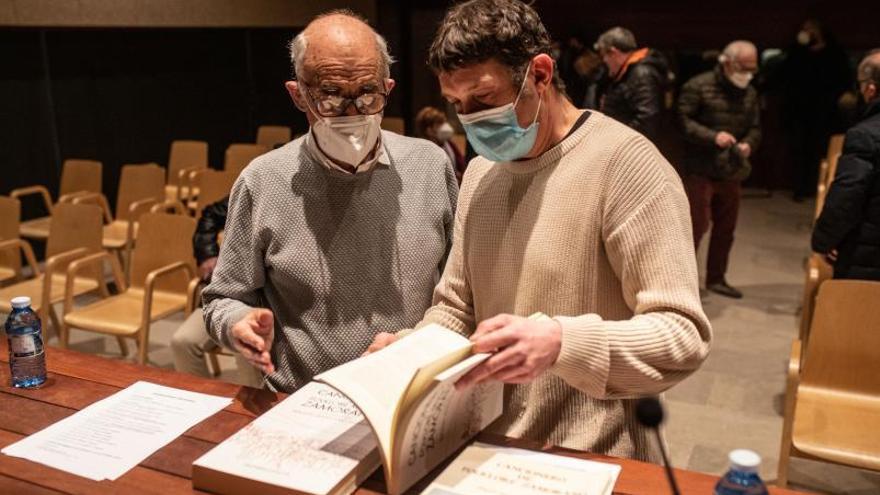 Miguel Manzano (izquierda) y Pepe Calvo, durante la presentación del cancionero en el Etnográfico.