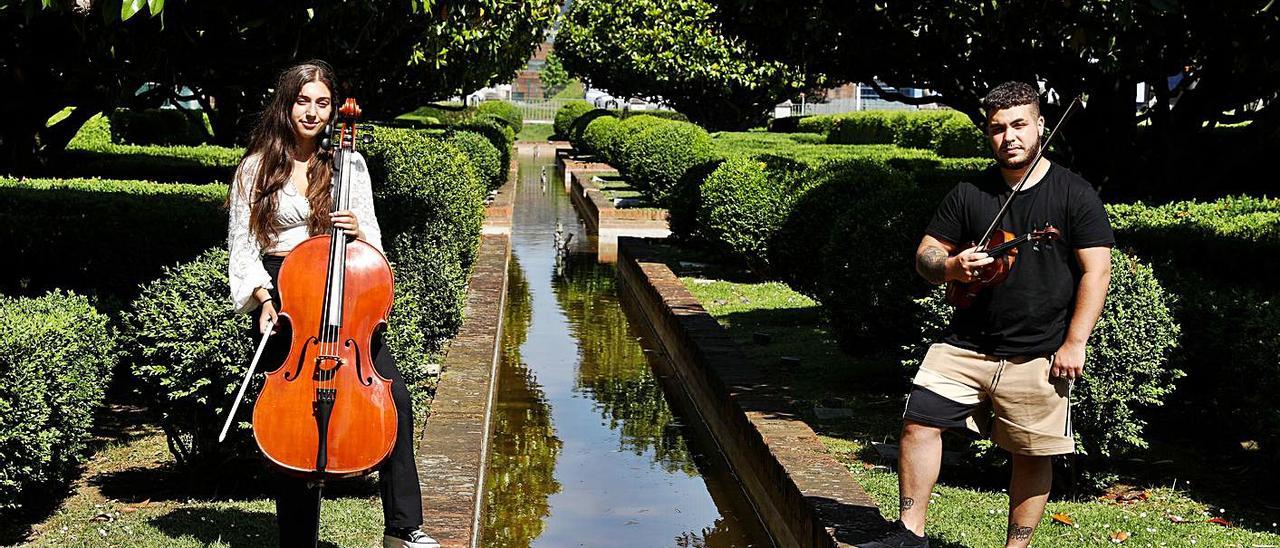 Sara García y Jesús Méndez, ayer, con sus instrumentos, en la Universidad Laboral de Gijón. | Juan Plaza