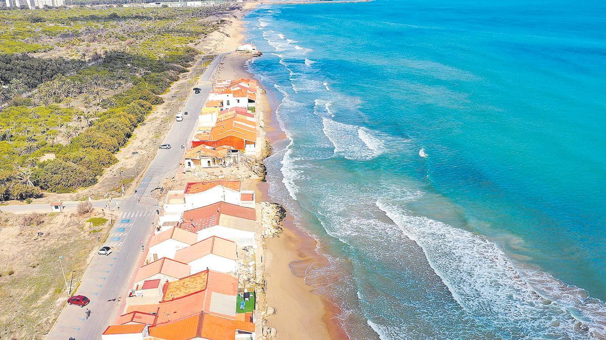 El mar batiendo las olas en la costa de Guardamar (Alicante).