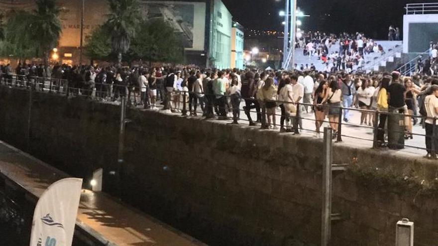 Jóvenes en el entorno del Náutico. // FdV