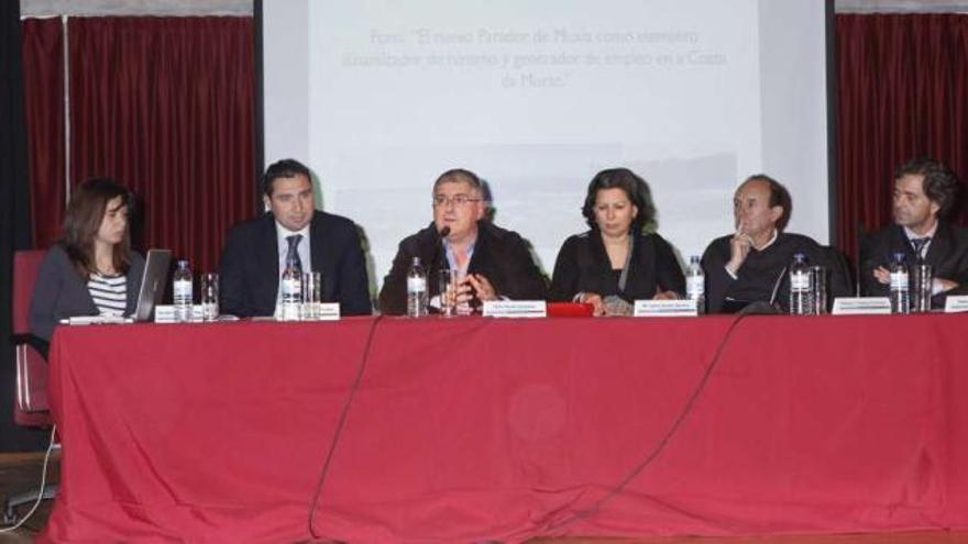 Participantes en la jornada de ayer en Muxía. / l. o.