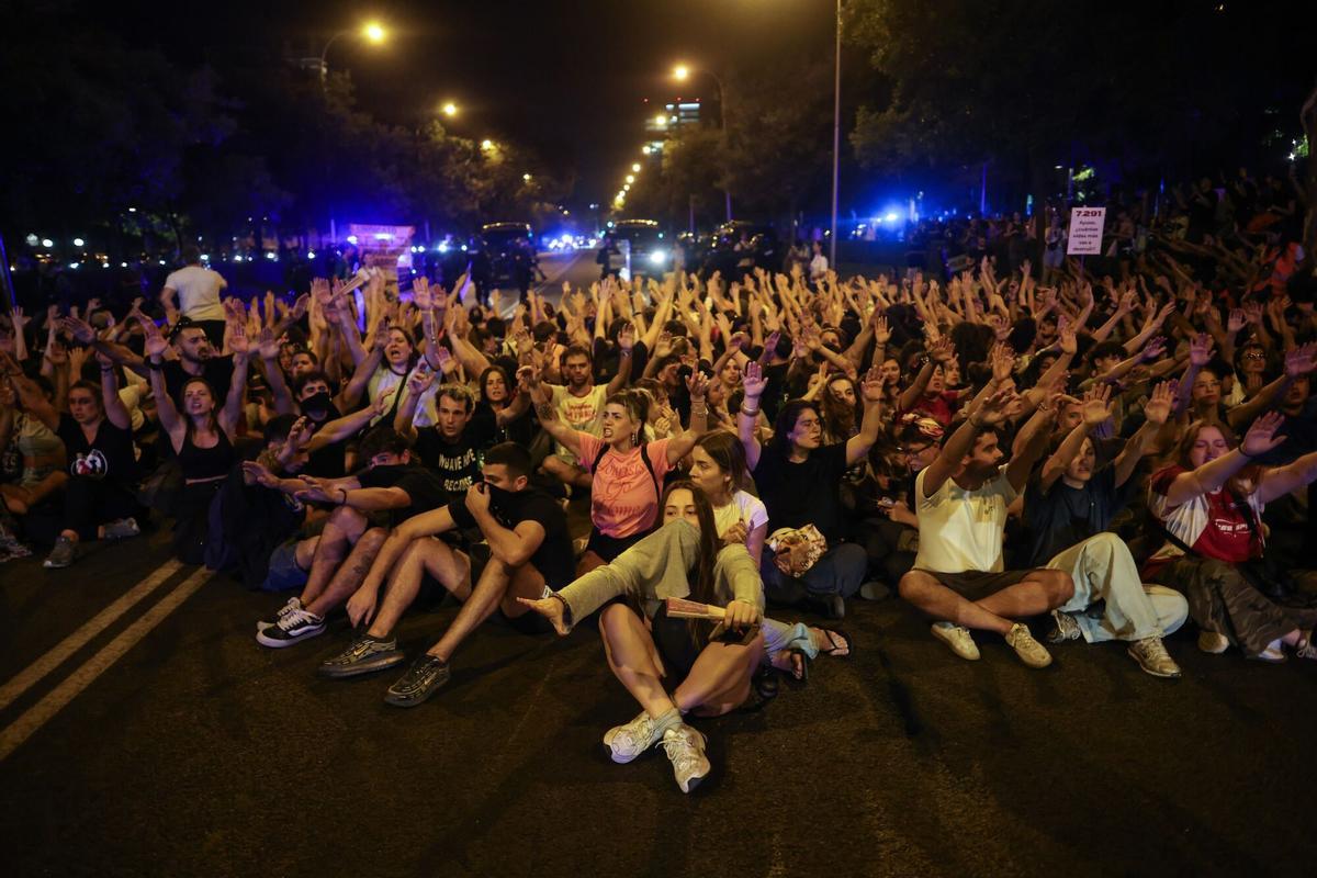 Decenas de personas se manifiestan en Madrid tras el desahucio de Maricarmen.