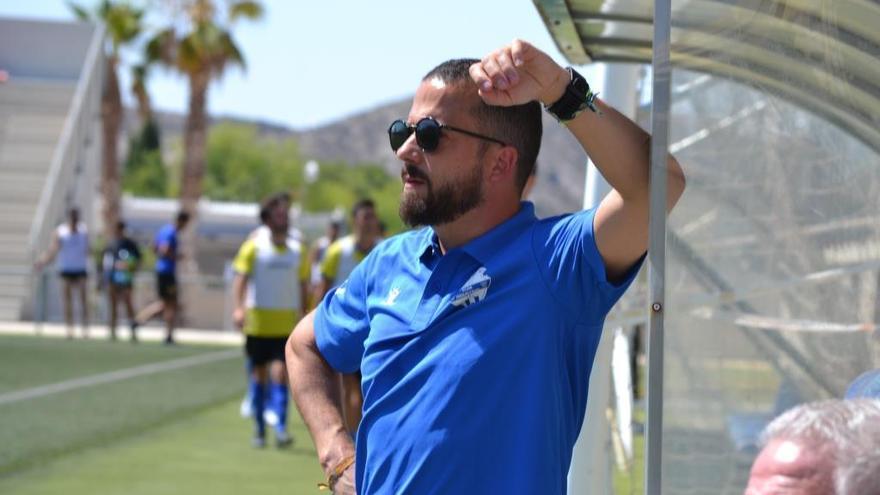 El técnico Santi Rico durante un partido en Elda.