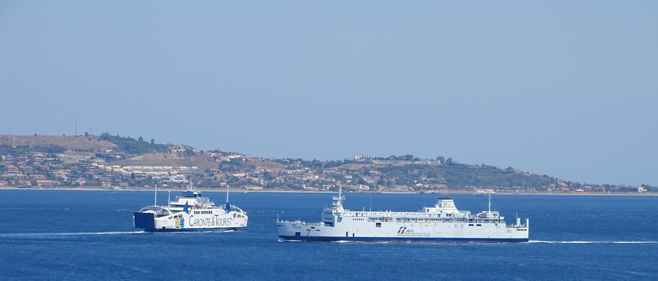 Un ferri de RFI (a la derecha) operando en aguas italianas.