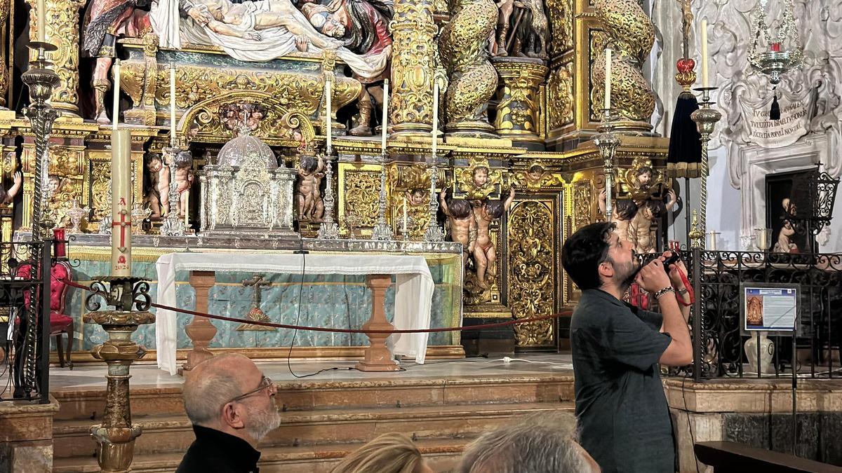 Visita al Hospital de la Caridad, en la Iglesia de la Caridad con el retablo de Pedro Roldán de fondo.