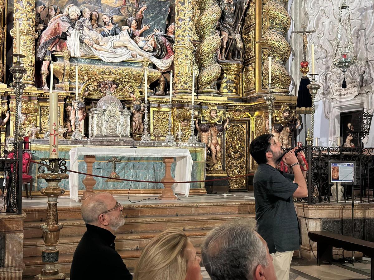 Visita al Hospital de la Caridad, en la Iglesia de la Caridad con el retablo de Pedro Roldán de fondo.