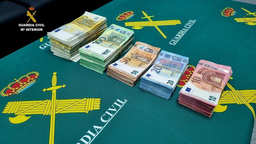 Intervienen 116.060 euros sin declarar a dos hombres, a la altura de Trujillo, que aseguraron obtenerlo en un casino