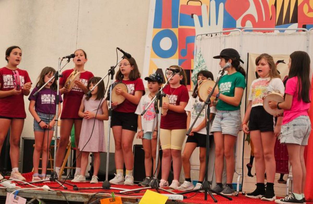O programa de actos de onte comezou coa homenaxe a Carmiña Pérez e Lito. |  G. Núñez
