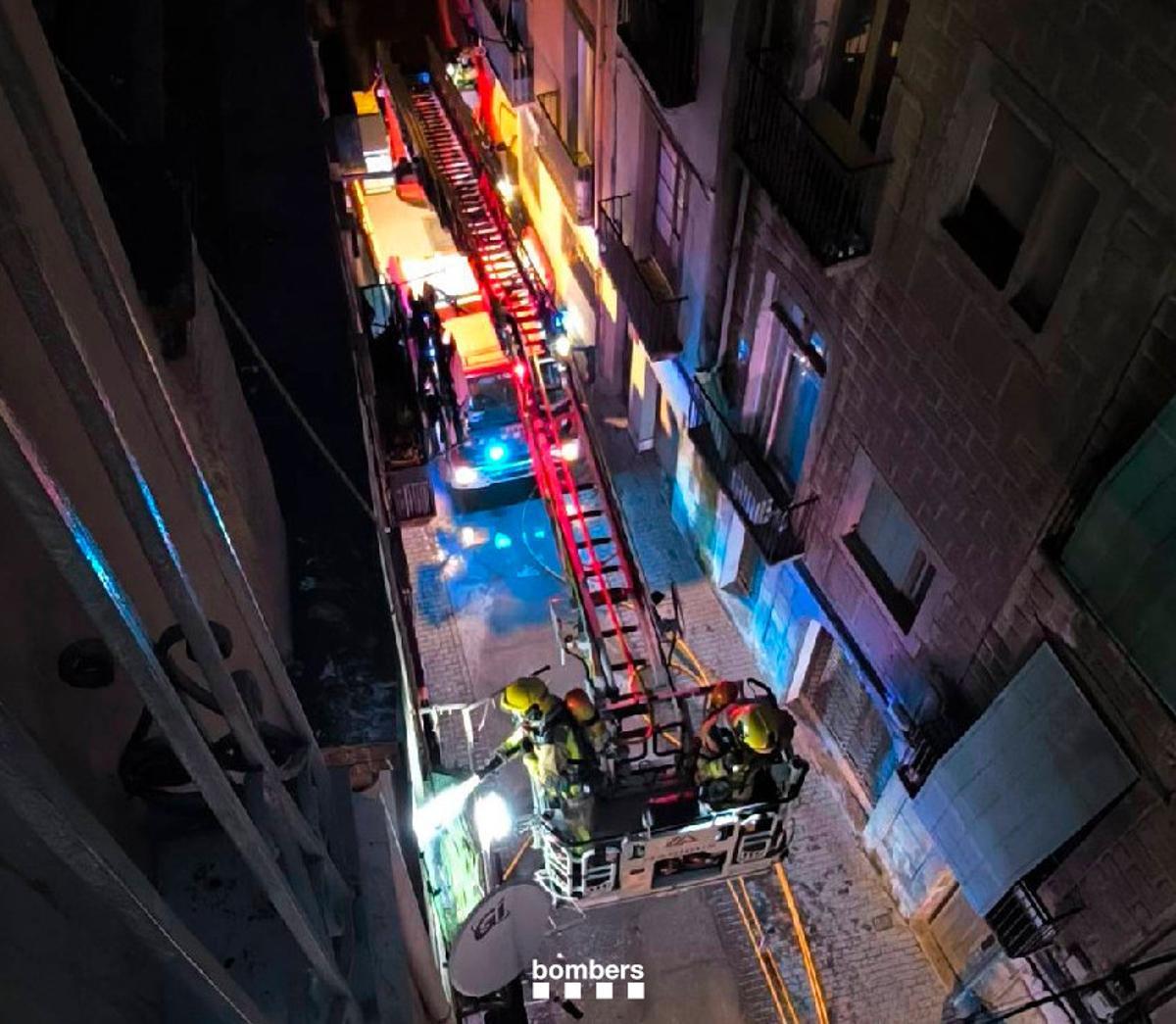 L'edifici afectat pel foc al carrer de Santa Llúcia ha col·lapsat