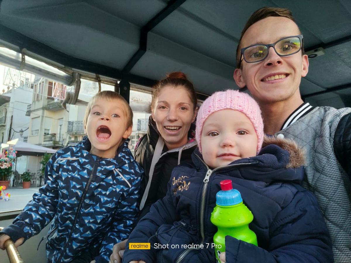 Alex y Alexia con sus hijos, que han sido acogidos por Chari y su marido en Cabra.