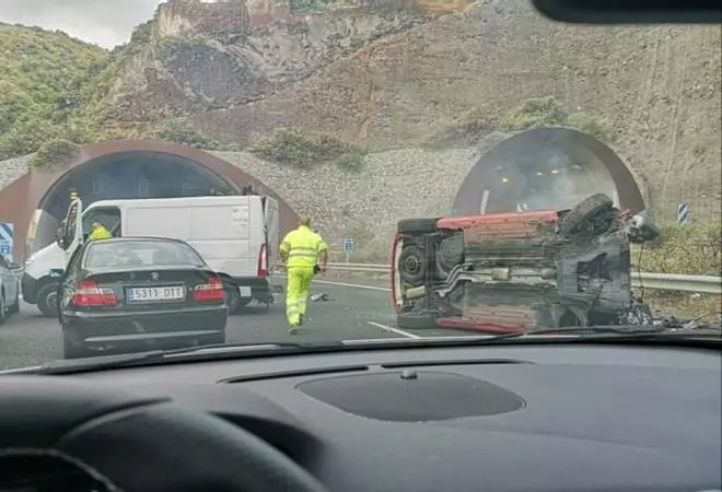 Un vehículo vuelca en la circunvalación a Las Palmas de la GC- 3 en sentido sur