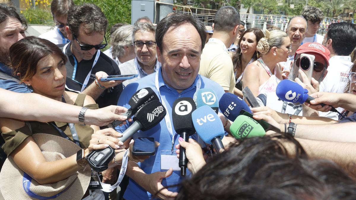 El president de la Generalitat, Juanfran Pérez Llorca, el domingo en las fogueres de Alicante.