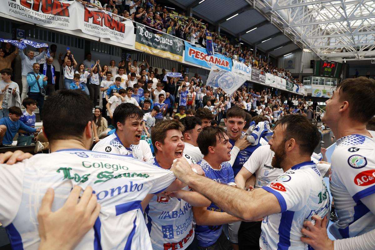 Los jugadores del Cisne celebran el triunfo en el derbi de ayer en Pontevedra.