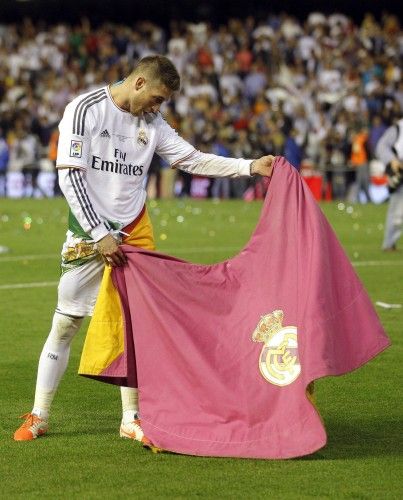 Los jugadores del Real Madrid celebran la victoria en la final de la Copa del Rey