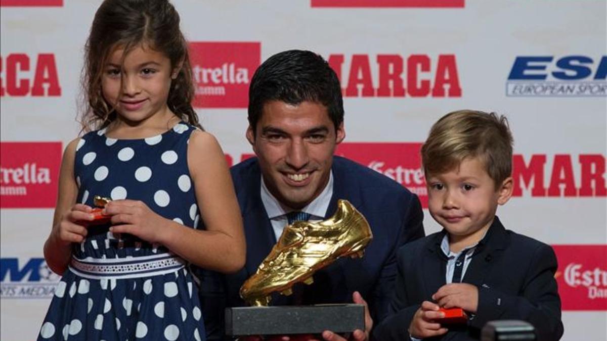 Luis Suárez recibió su segunda Bota de Oro de manos de sus hijos Benjamín y Delfina