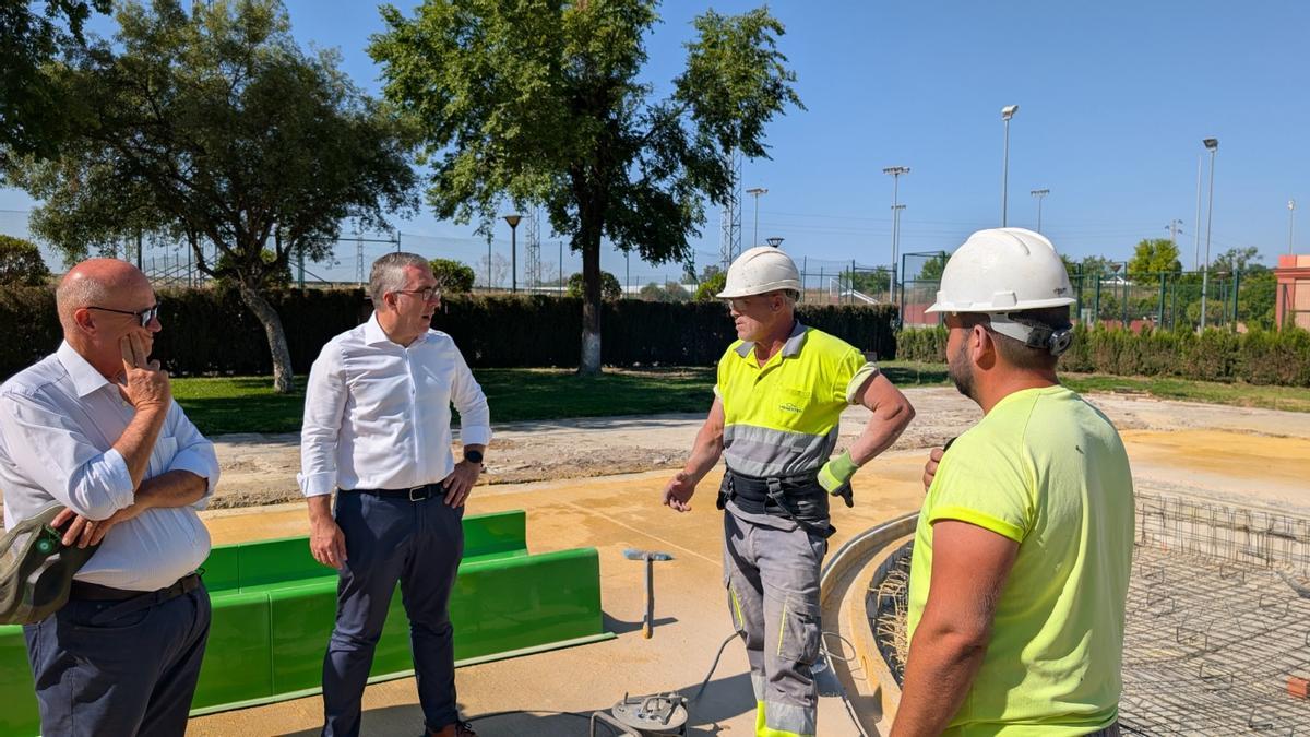 Obras del nuevo parque acuático infantil.