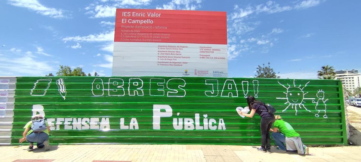 Pintada realizada en la valla de las obras de ampliación, que no han empezado