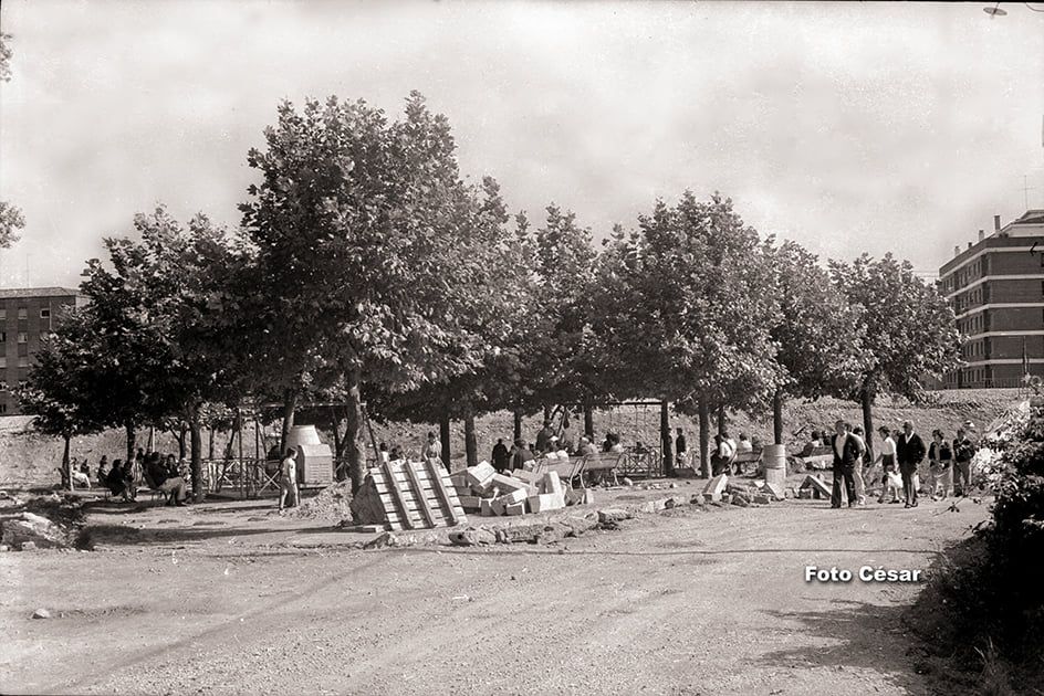 Parque infantil de La Jirafa en El Lauredal, en construcci�n columpios.23-8-1977.jpg