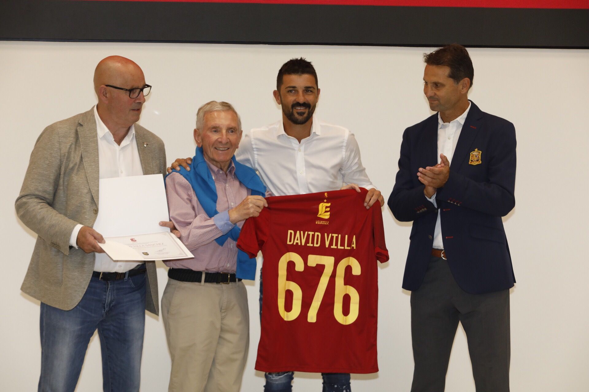 En imágenes: Así fue el homenaje a los futbolistas asturianos que han vestido la roja